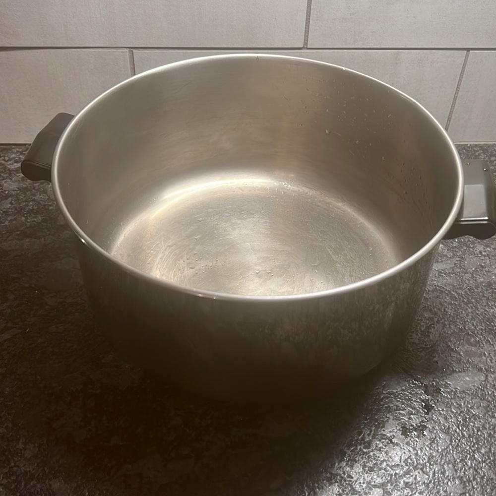 Vintage 6 quart Farberware stock pot without lid. Still very shiny.